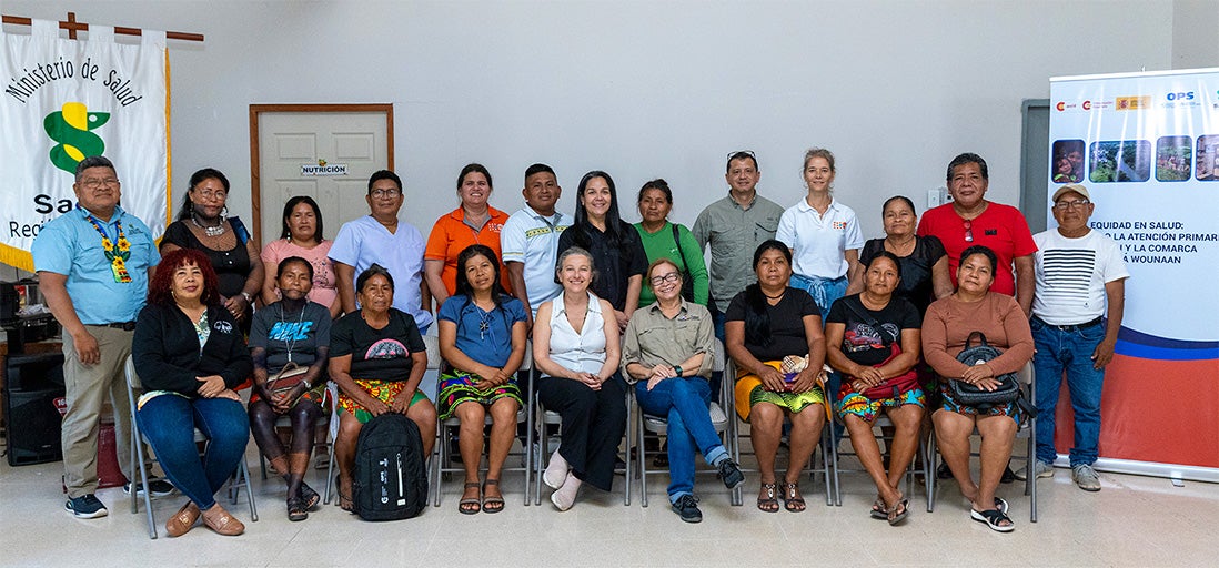 Fotografía grupal de equipo técnico de la OPS, MINSA y UNFPA que aplican la HPPCS junto a parteras tradicionales