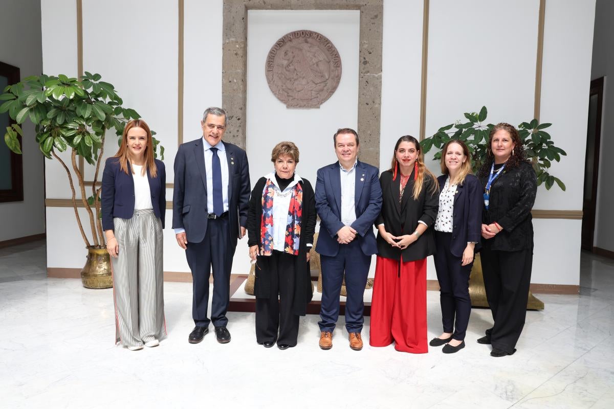 Foto grupal de autoridades de gobierno y de OPS/OMS