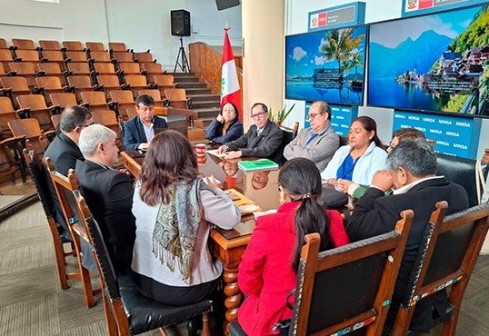 Delegados de distintos sectores gubernamentales y de la sociedad civil conforman la mesa de trabajo para la prevención y reducción de efectos adversos de los juegos de azar y las apuestas. Créditos: MINSA. 
