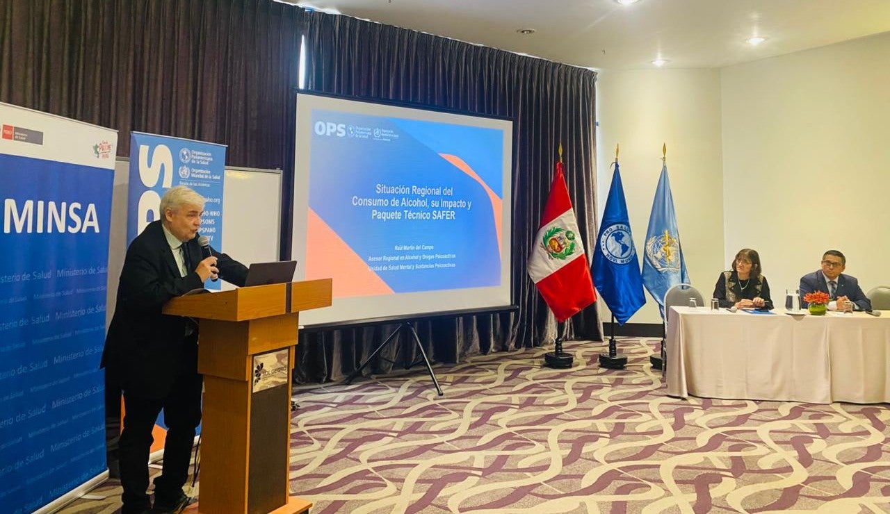 OPS - Jane Bombilla|| Reunión “Situación Regional del Consumo de Alcohol, su Impacto y Paquete Técnico SAFER”. De izquierda a derecha: Sebastián Laspiur, consultor de Enfermedades No Transmisibles y Salud Mental de la OPS/OMS en Perú; Maureen Birmingham, representante de la OPS/OMS en Perú y Cristian Díaz, director general de la Dirección de Intervenciones Estratégicas en Salud Pública del MINSA. 