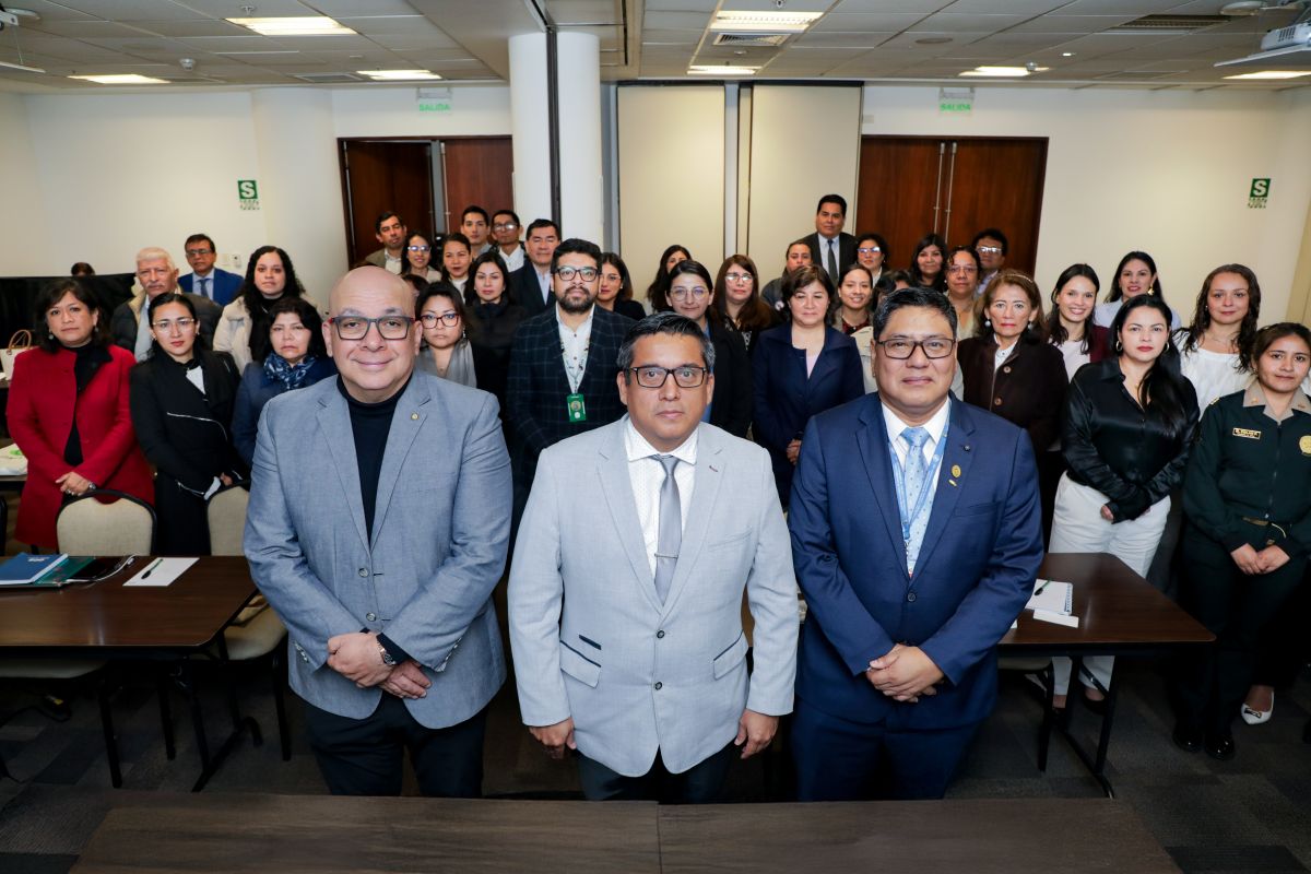 OPS/Adriana Navarro || (De izquierda a derecha, en primera fila) Eduardo Ortiz, Asesor Internacional en Emergencias en Salud de la OPS/OMS en Perú, Cristian Diaz, Director General de la DGIESP y César Munayco, Director General del CDC Perú. (Al fondo) Participantes del taller. 