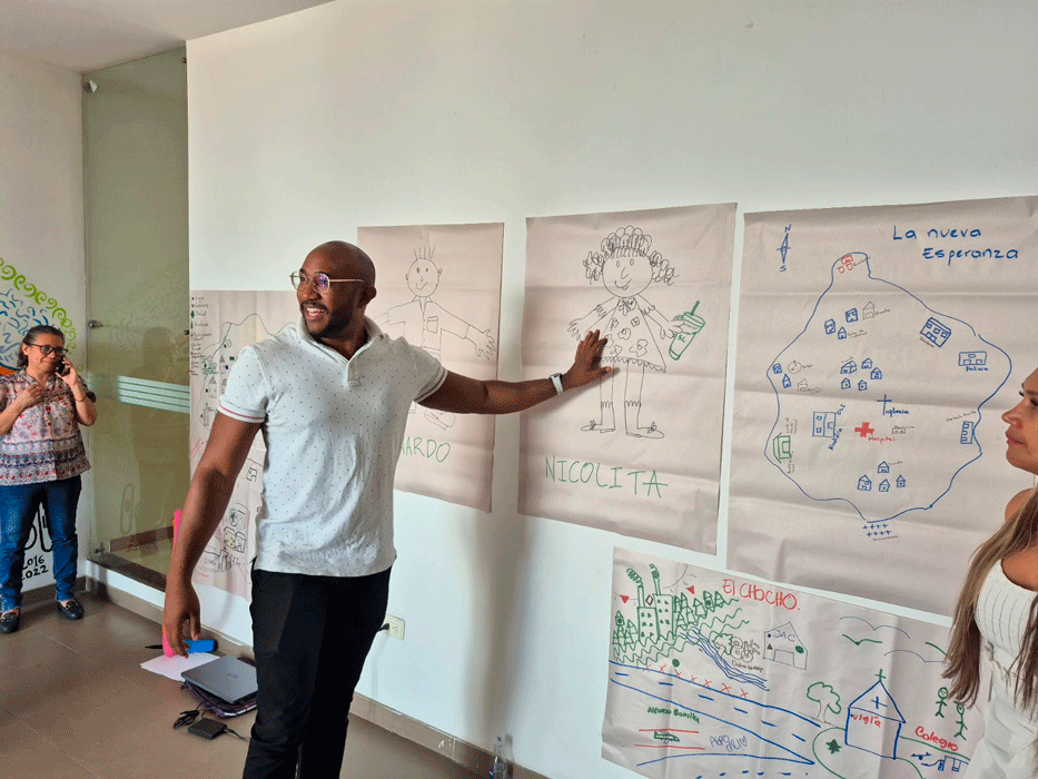 Partticipante explicando actividad del taller