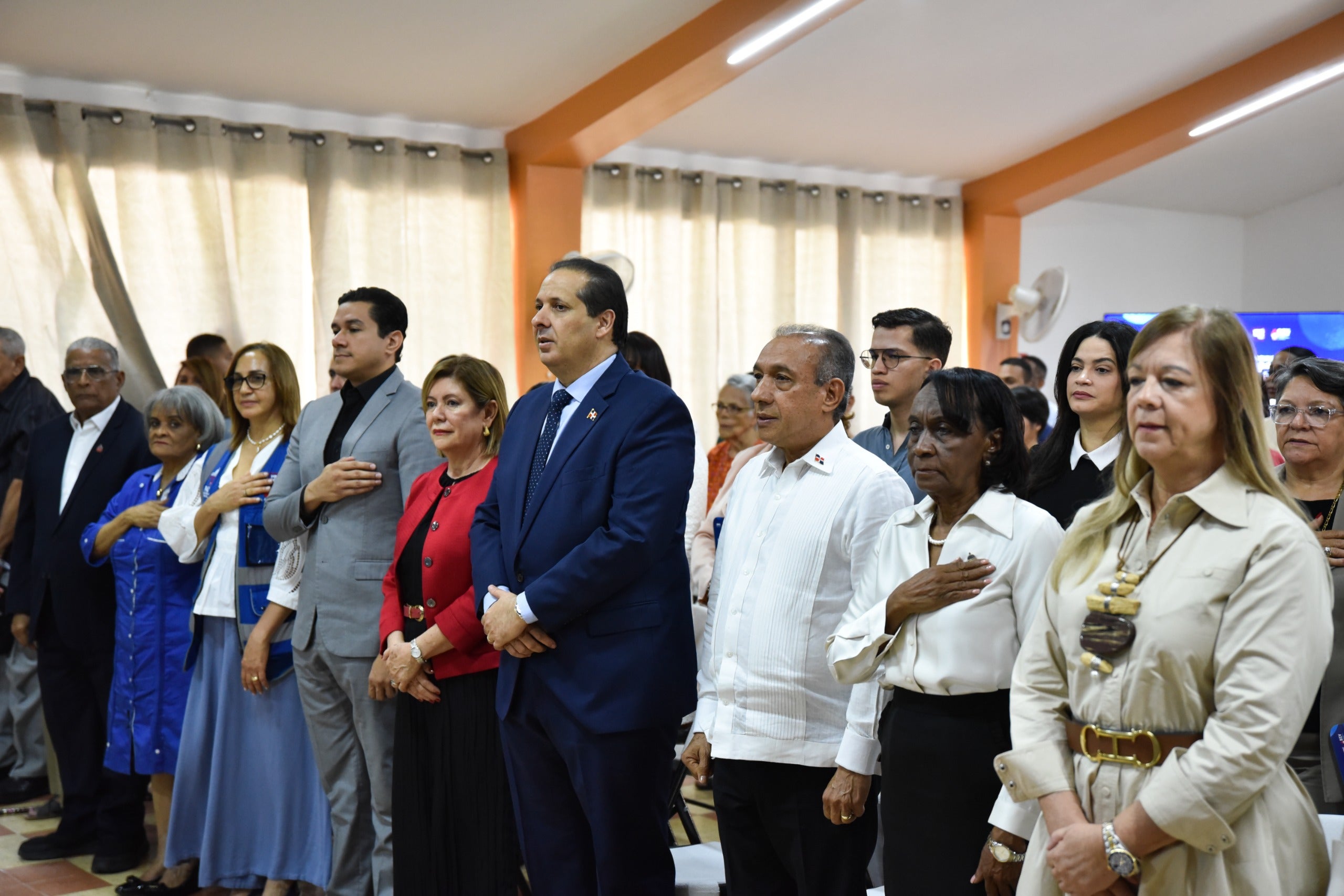 Autoridades durante el acto del lanzamiento.