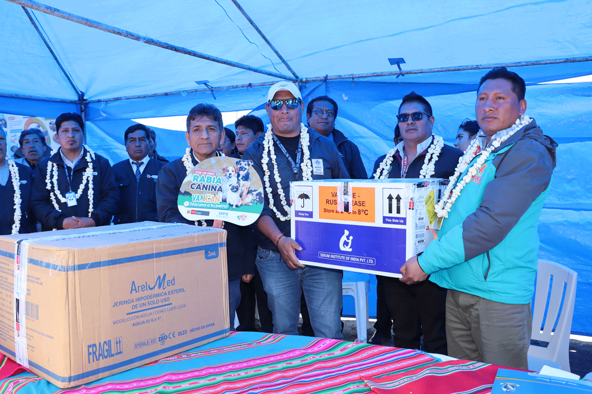 ""autoridades de bolivia y perú, entrega dosis de vacuna antirrábica