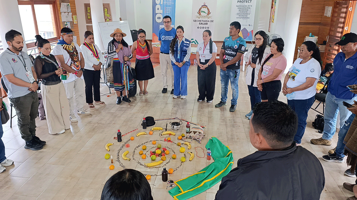 Grupo de indigenas abriendo ceremonia con ritual indigena