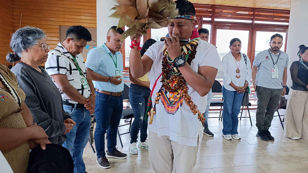 Grupo de indigenas abriendo ceremonia con ritual indigena 2