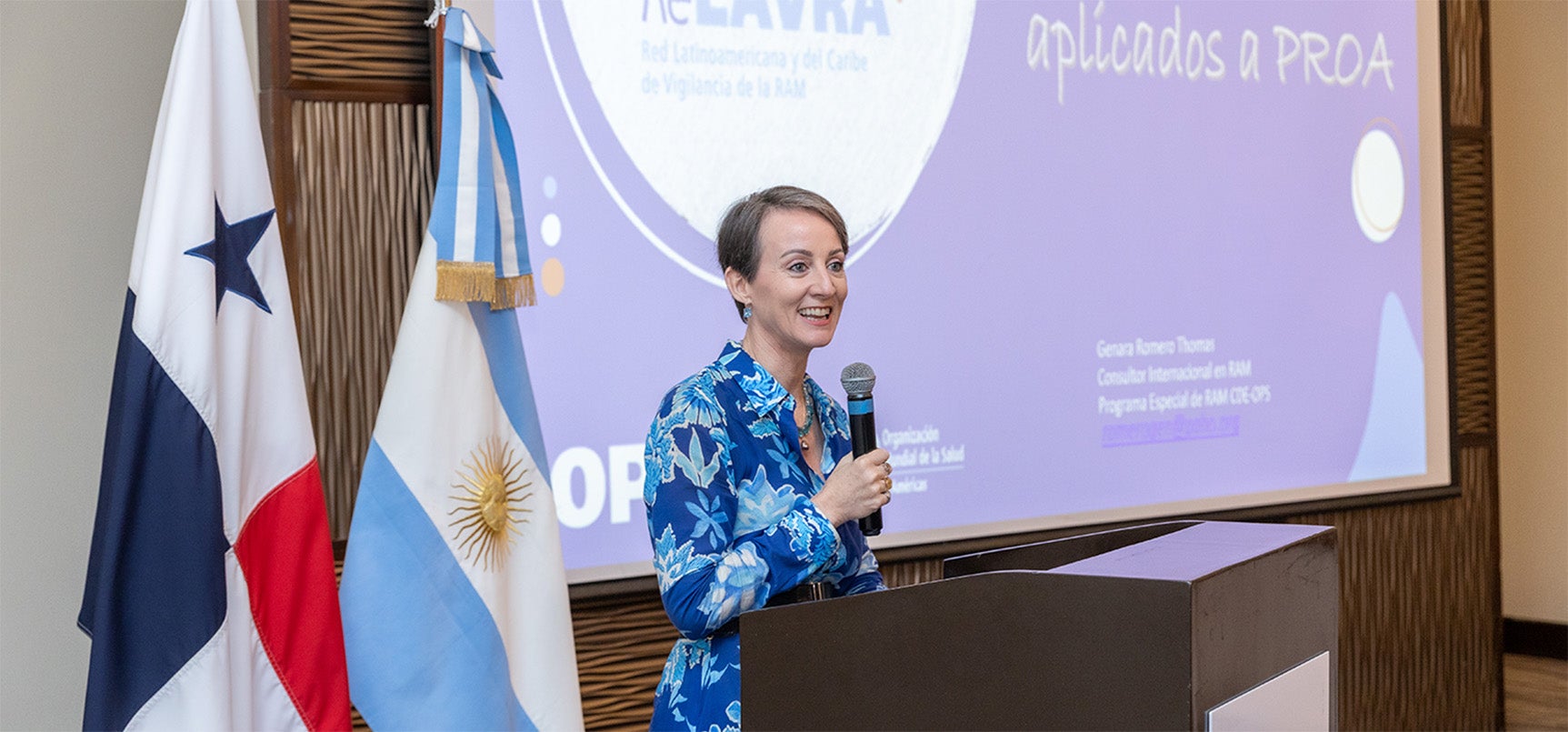 Fotografía de la Dra. Ana Rivière Cinnamond, representante de la OPS/OMS en Panamá, desarrollando su discurso de apertura en la certificación de líderes PROA