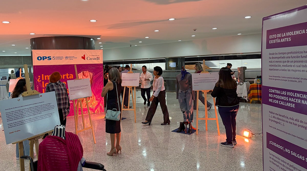 La exhibición, realizada en el edificio de la Alma Mater durante los días 8, 9 y 10 de octubre, ha registrado una asistencia excepcional de aproximadamente 200 personas por día.