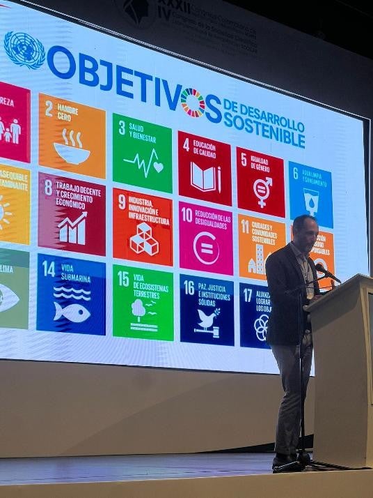 Gustavo Pérez Reina, asesor regional en Rehabilitación y Discapacidad, presenta su ponencia en el Congreso de la ACMFR