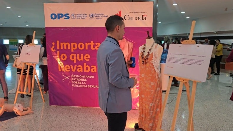 Exhibición Importa lo que llevaba puesto-Congreso Forense