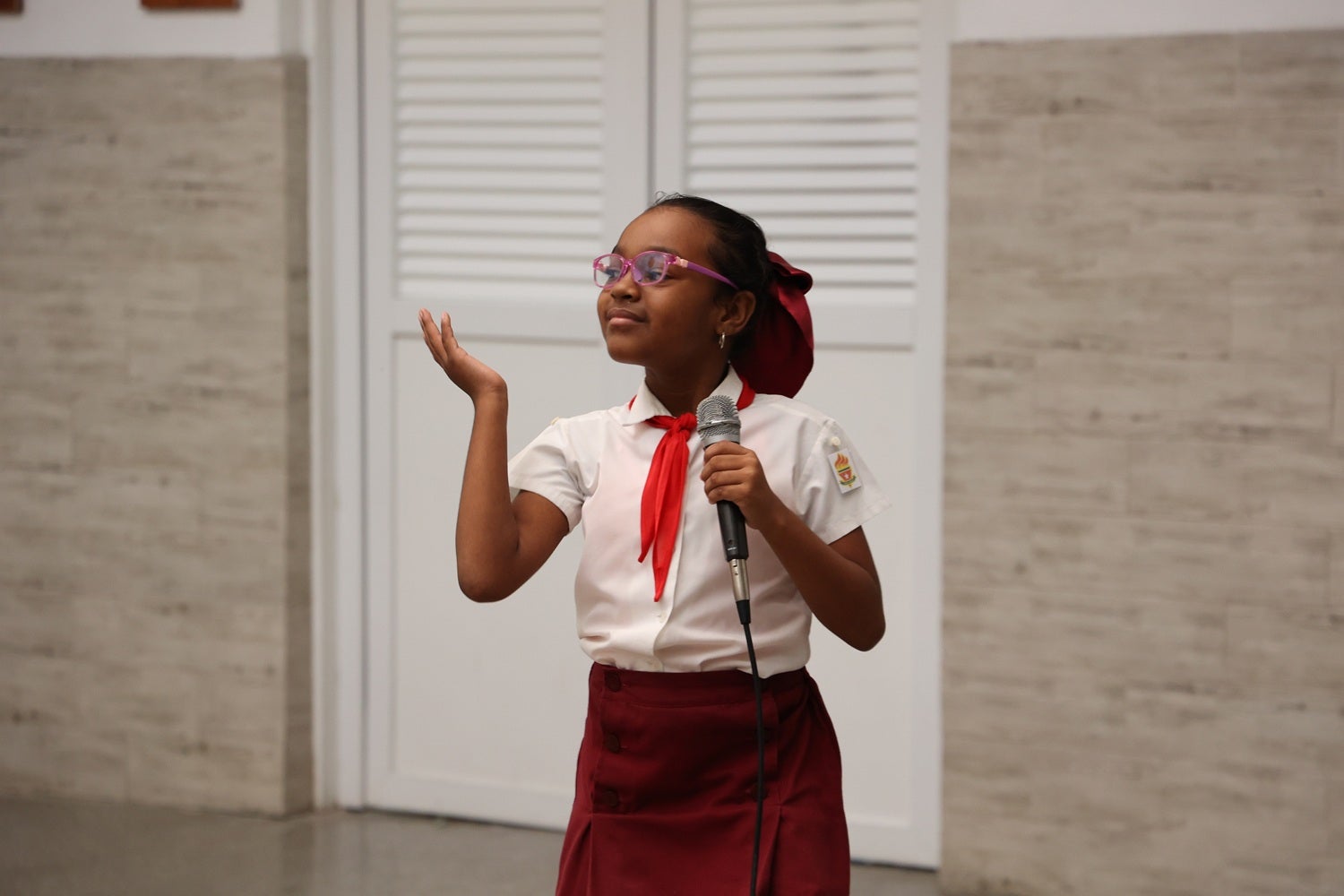 Niña participa en acto nacional por inicio en Cuba de la campaña de vacunación contra el VPH