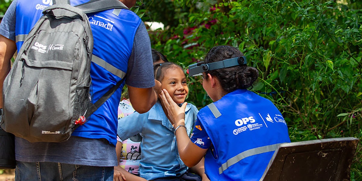 niña recibiendo examen