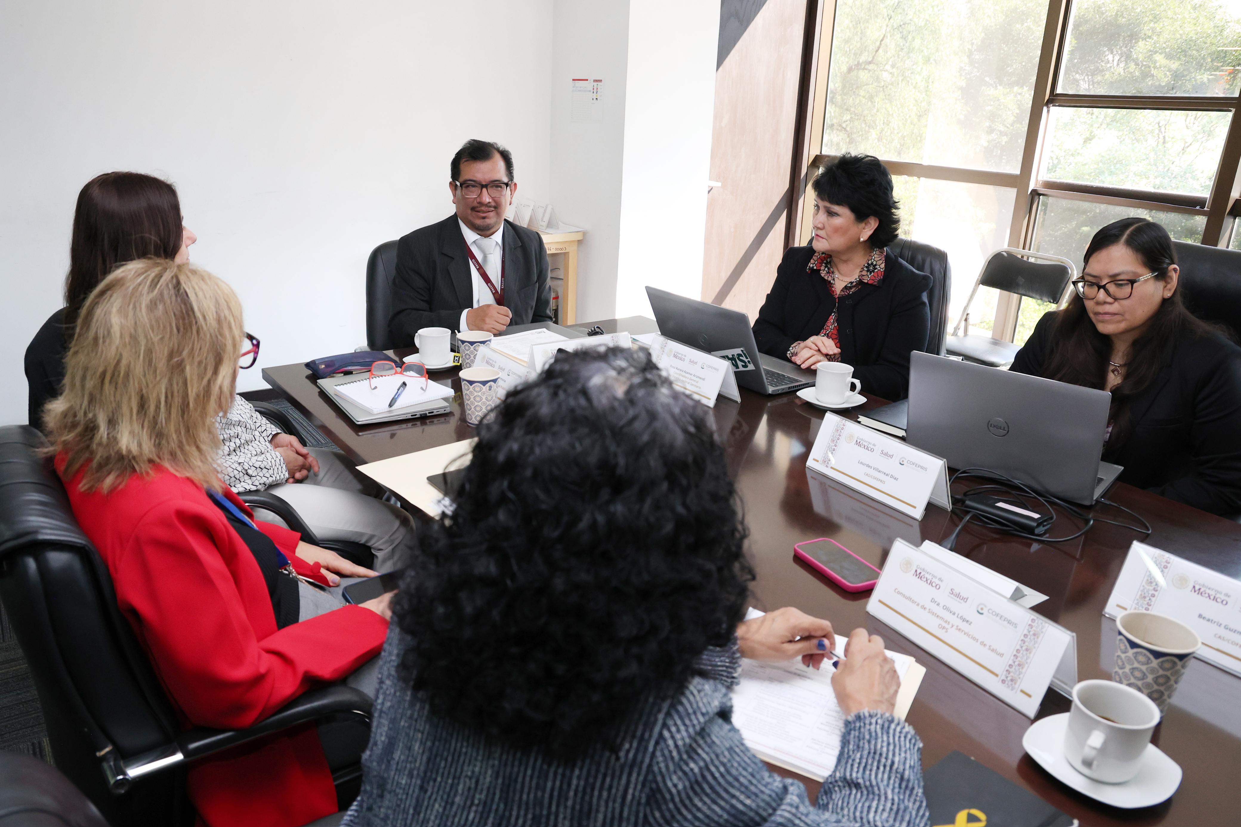 Participantes en reunión de trabajo en COFEPRIS