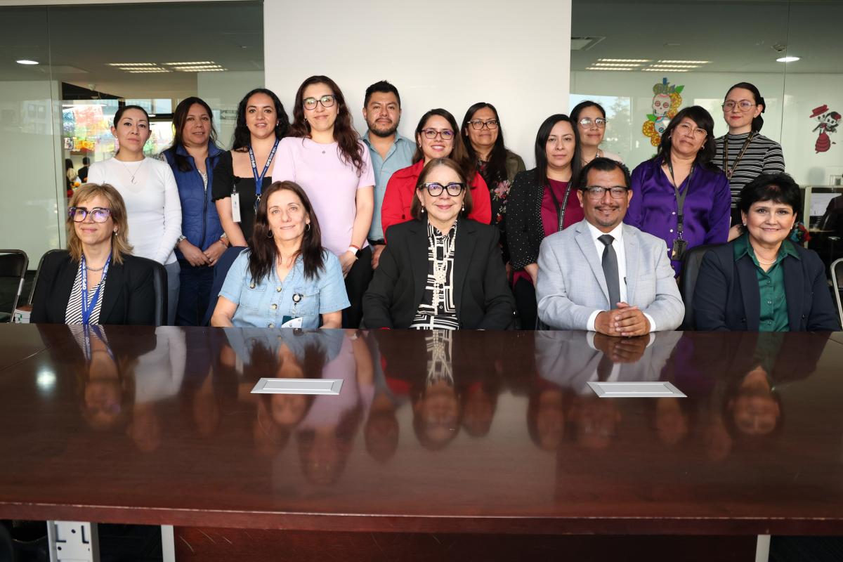 Grupo de participantes en la reunión de trabajo para fortalecer el Sistema Regulador de Medicamentos y Vacunas en México