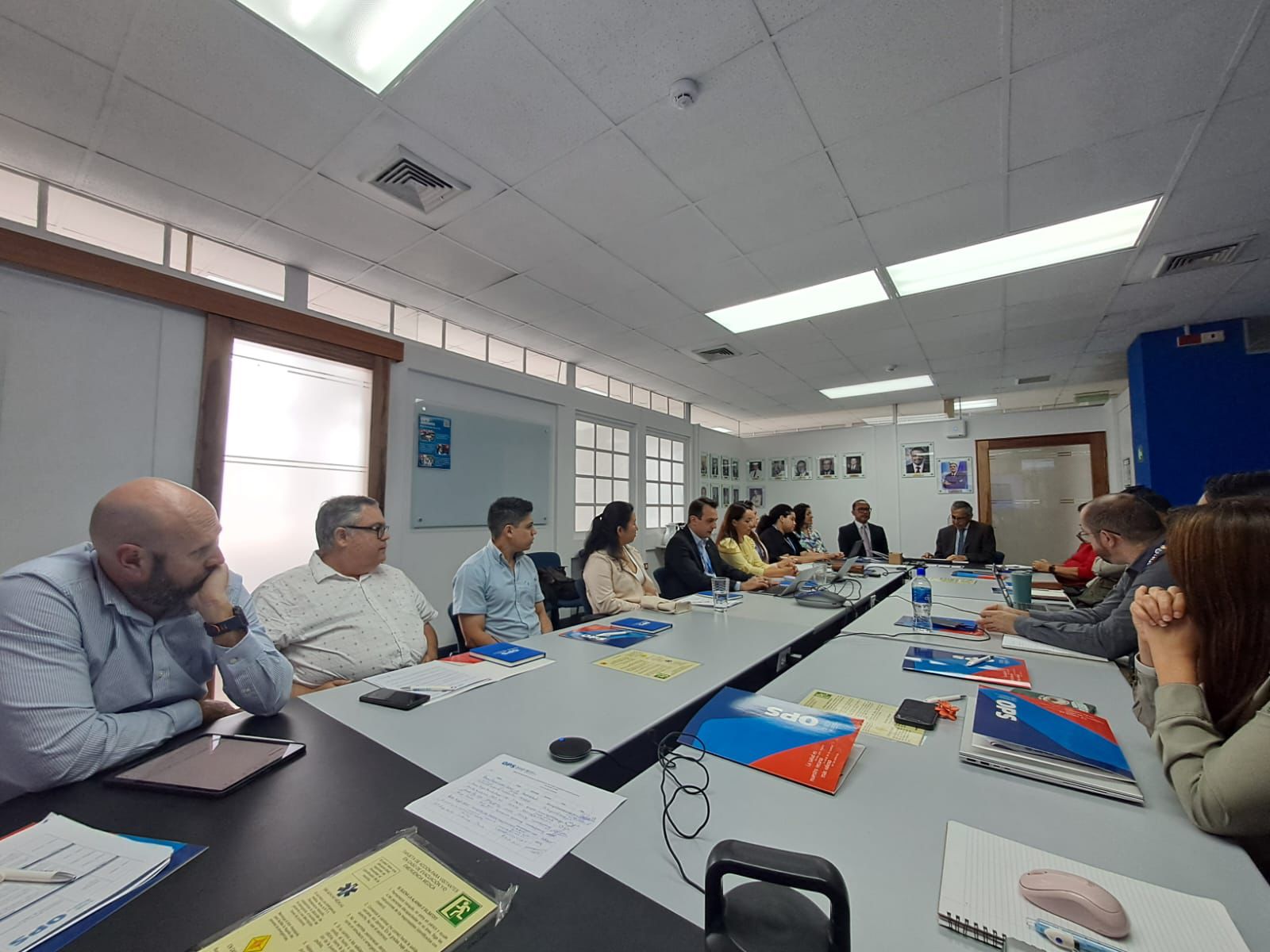 ""autoridades de Costa Rica y OPS reunidas en sala de reuniones