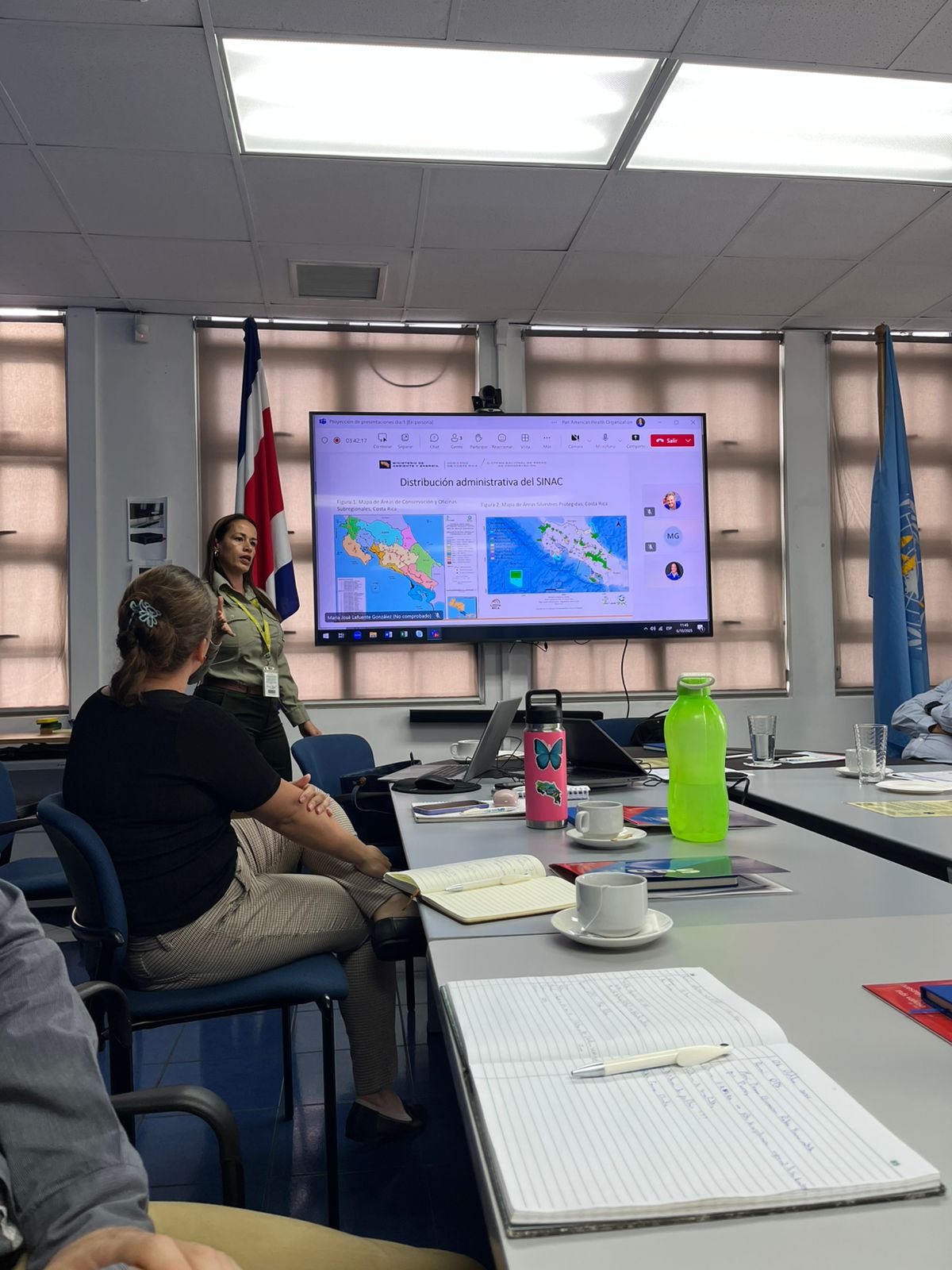 ""autoridades de Costa Rica y OPS hablando sobre vigilancia de rabia