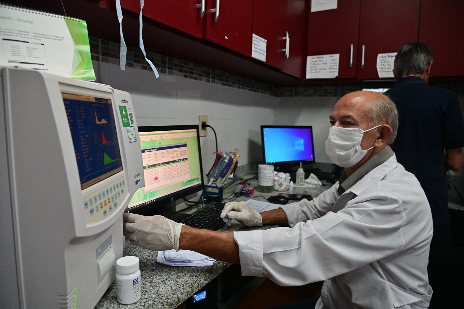 Dr. Gualberto González, Encargado de laboratorio 