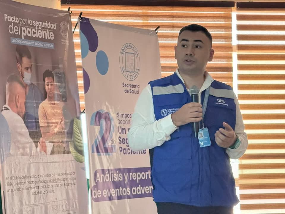 Dr. Yeison dando conferencia en el taller sobre satencion segura