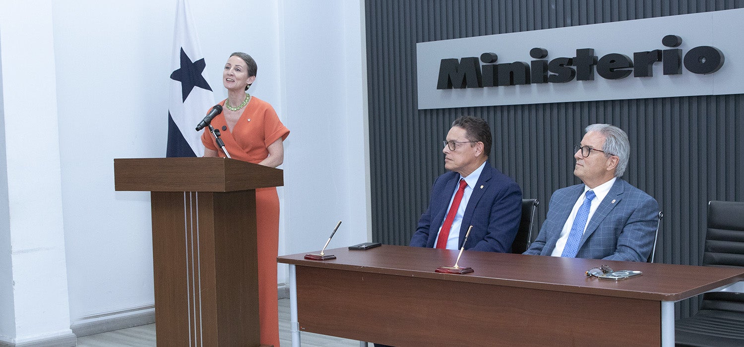 Photograph of Dr. Ana Rivière Cinnamond, representative of PAHO/WHO in Panama at the opening of the protocol act for the signing of the agreement between MINSA and MINSEG.