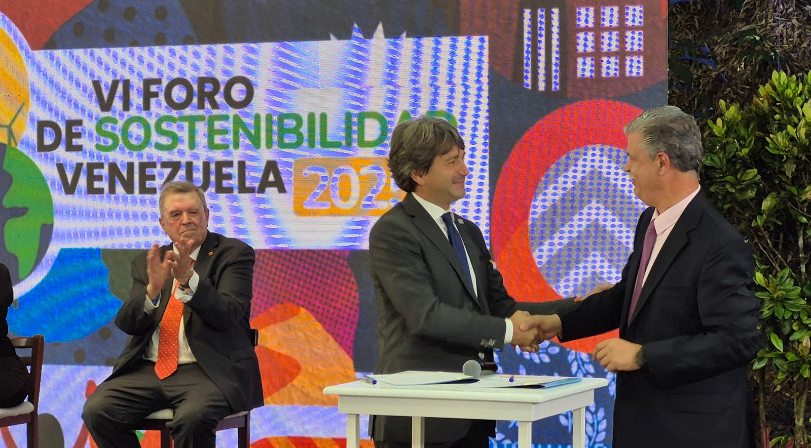 El coordinador residente Gianluca Rampolla y Pedro Pacheco, presidente ejecutivo de la Asociación Bancaria de Venezuela, firman acuerdo de cooperación en el VI Foro de Sostenibilidad