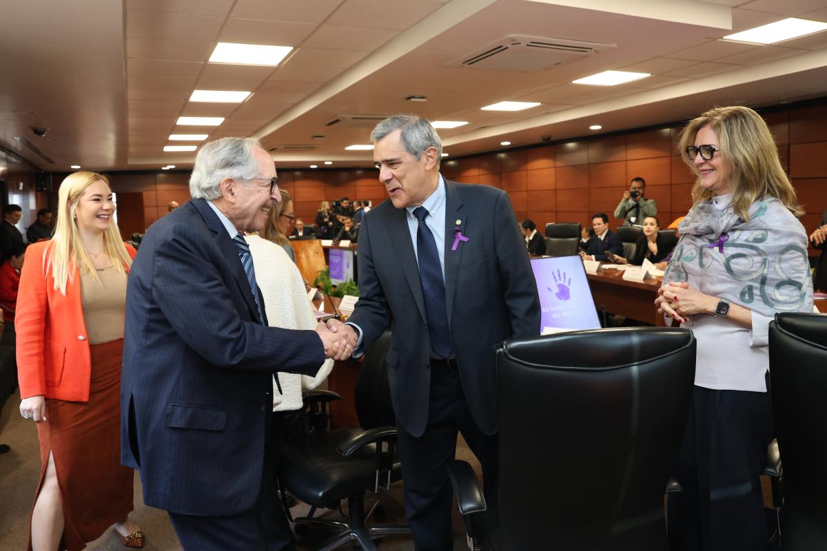 Saludo entre el secretario de Salud y el representante de la OPS/OMS en México
