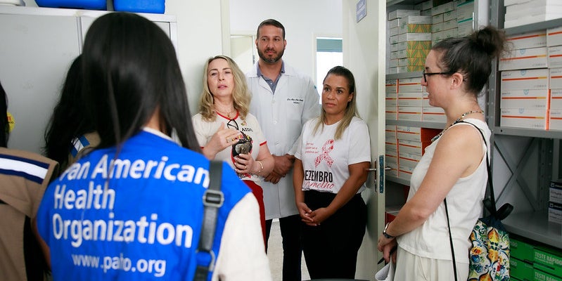 Equipo de médicos y personal de OPS hablando