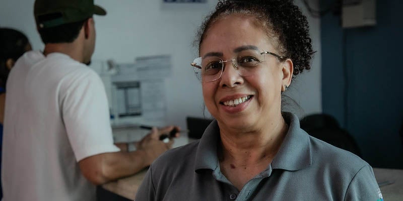 Mujer brasilera mirando a cámara con una sonrisa