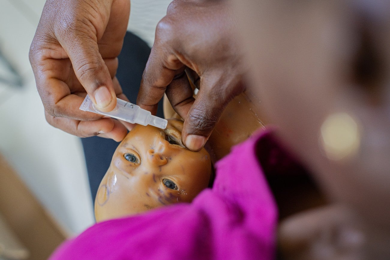 Insertion de vaccin par voie orale sur un bebe mannequin 