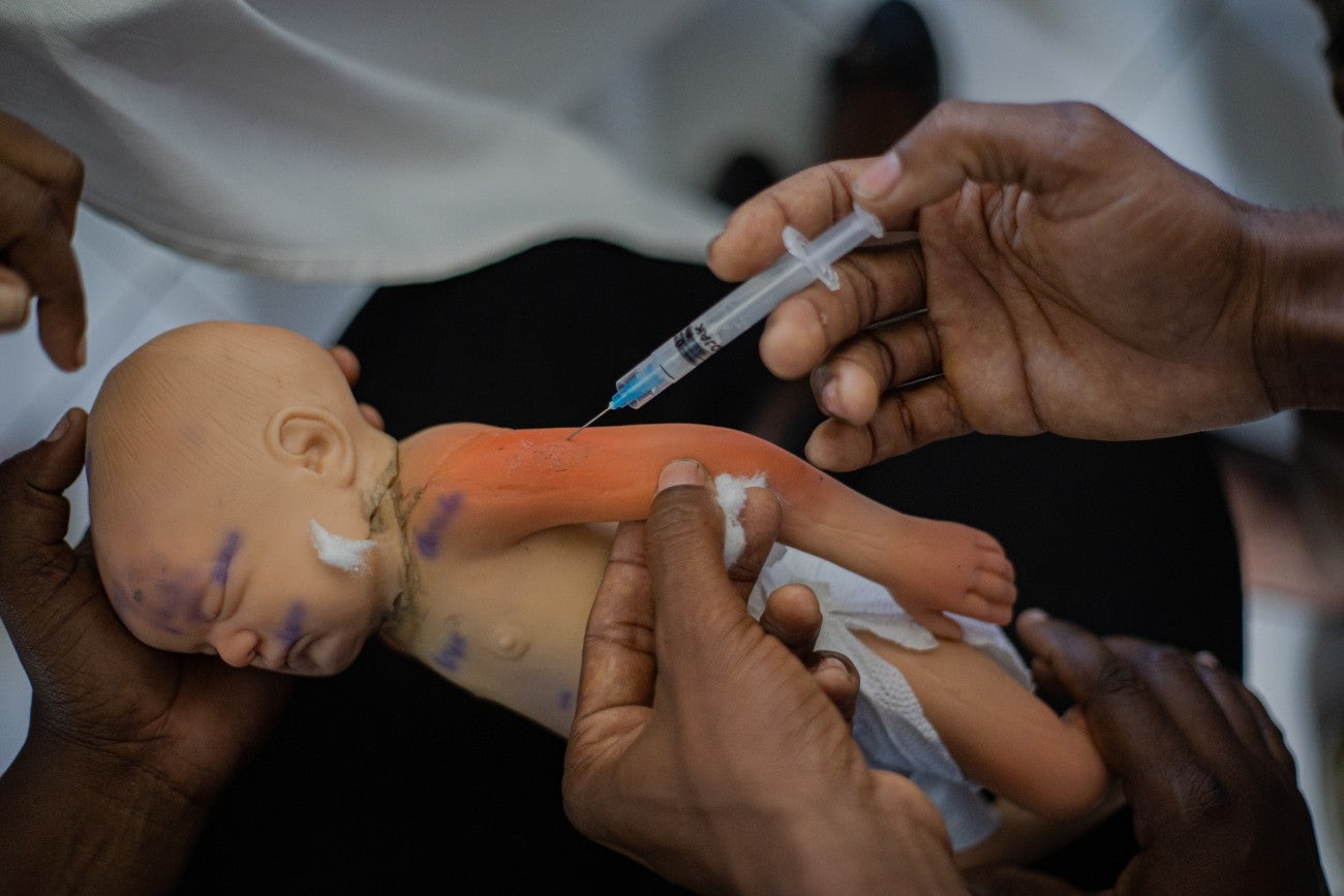 Insertion de vaccin par voie cutanée (au moyen d'une seringue) au bebe mannequin 