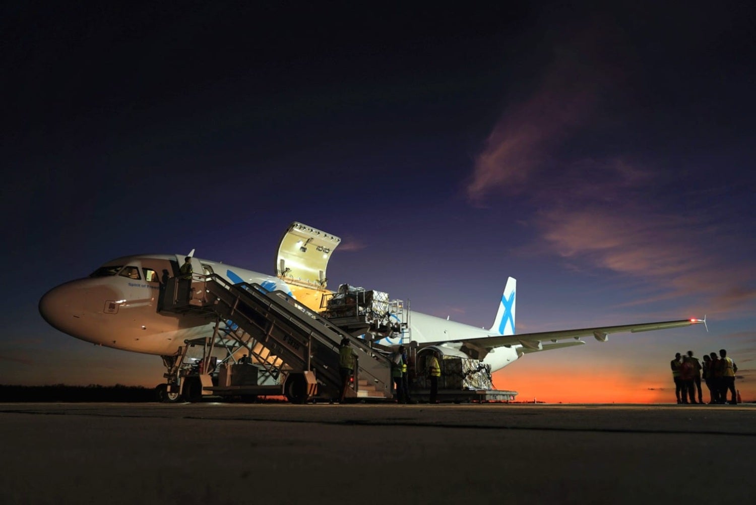 Avión con segundo envío de suministros para respuesta a emergencia por huracán Melissa