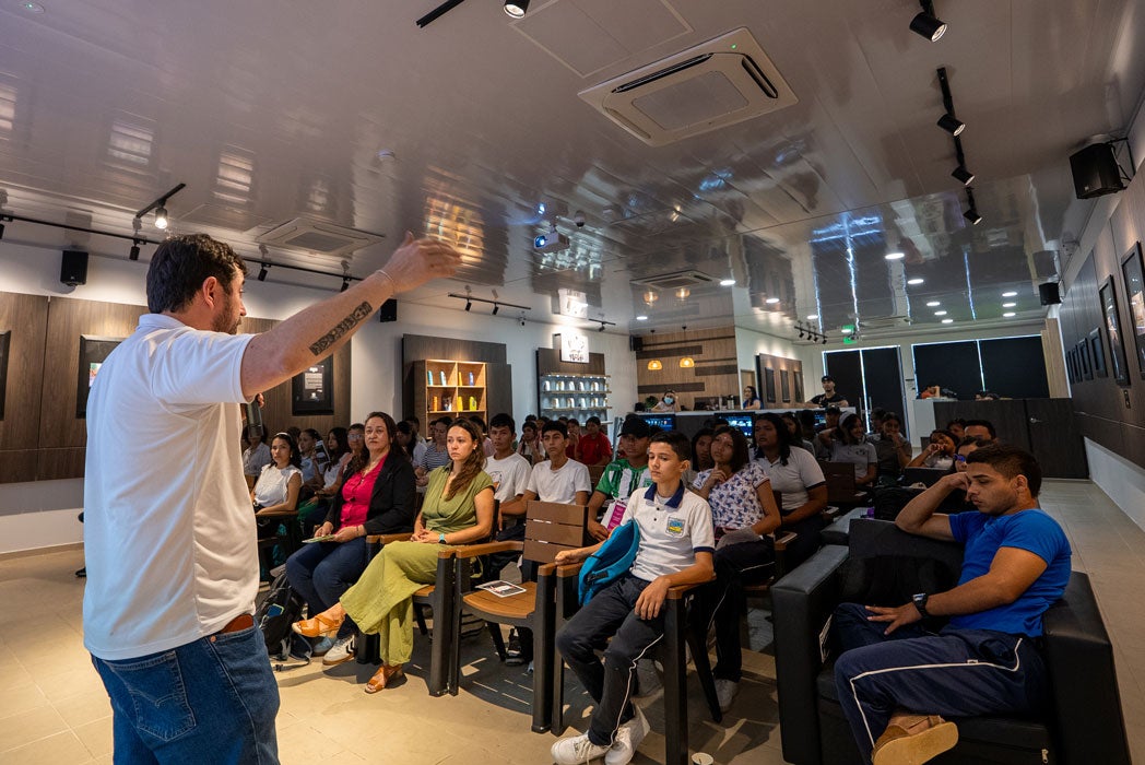 Dr fernando Gonzalez en taller VPH en exposicion