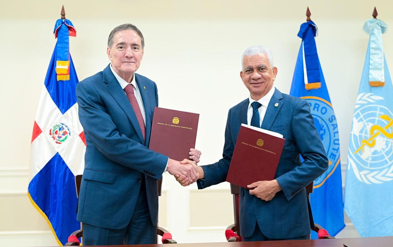 El doctor Barbosa junto con el Presidente del Senado,  Ricardo de los Santos, durante la firma del Acuerdo Marco de Cooperación Técnica entre la OPS y el Senado de la República Dominicana.