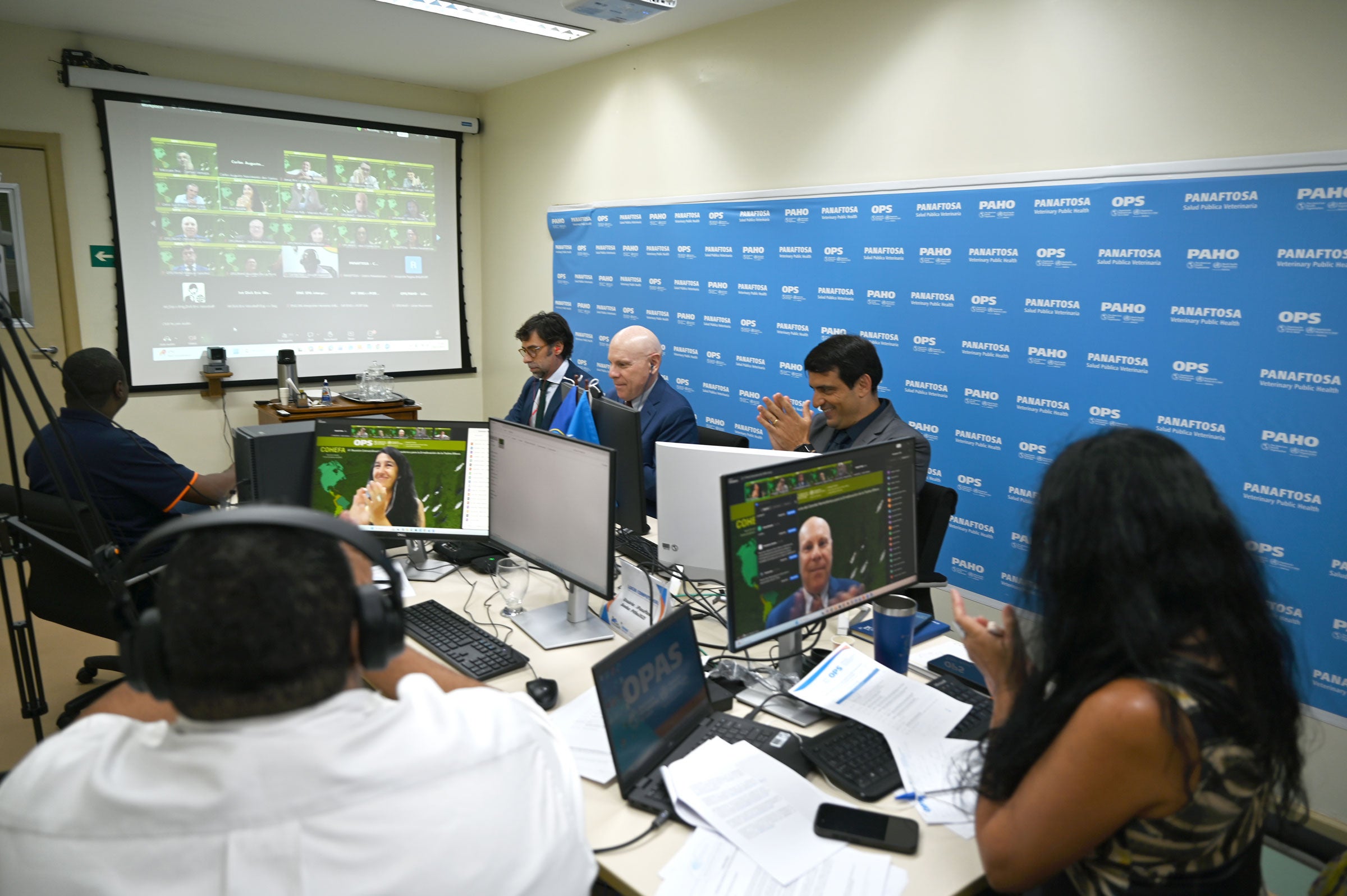 ""técnicos de PANAFTOSA en la cuarta reunión extraordinaria del COHEFA