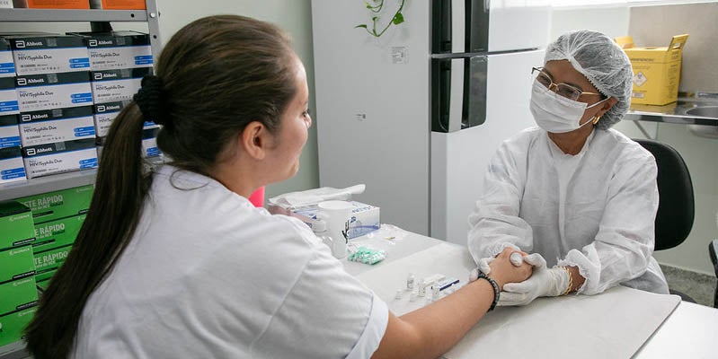 Medico y paciente estrechandose las manos