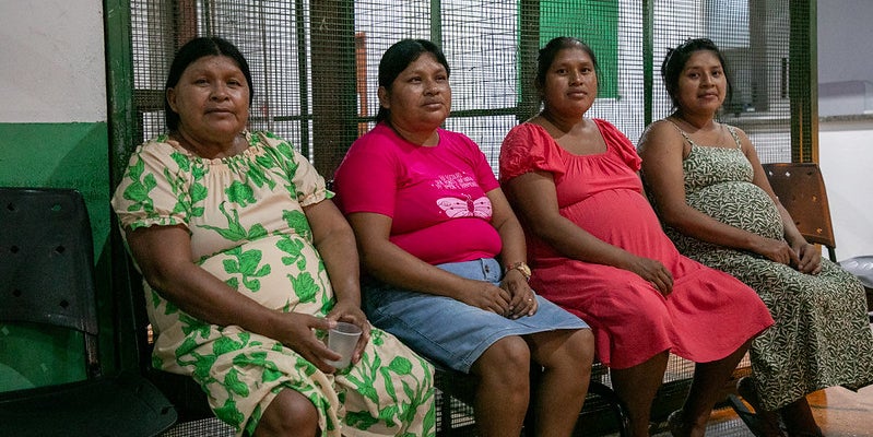 Mujeres embarazadas en una sala de espera