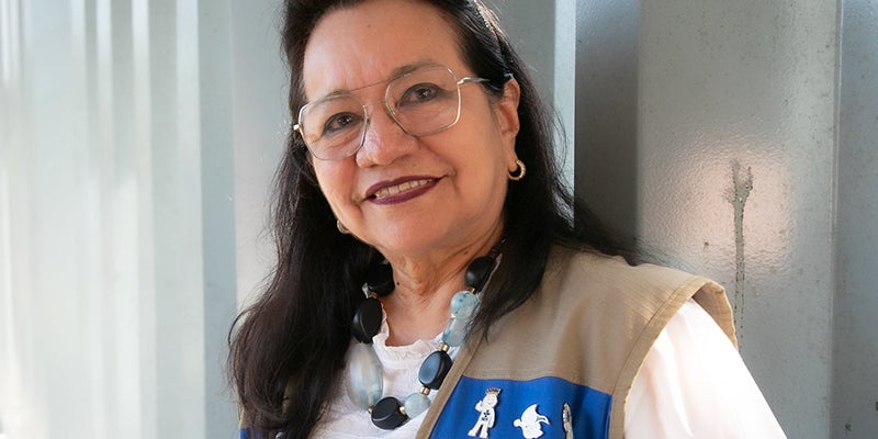 Mujer encargada de control mirando a camara