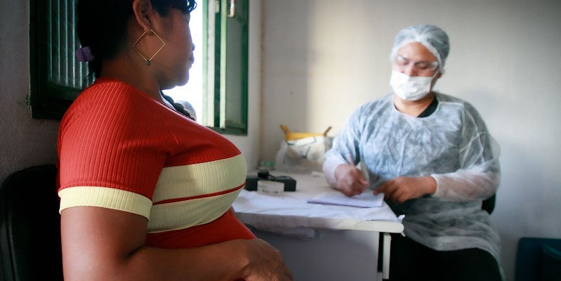 Medico y paciente embarazada hablando