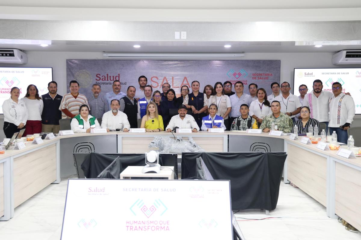 Foto grupal d elas y los participantes de la reunión en el Salón Reina Roja