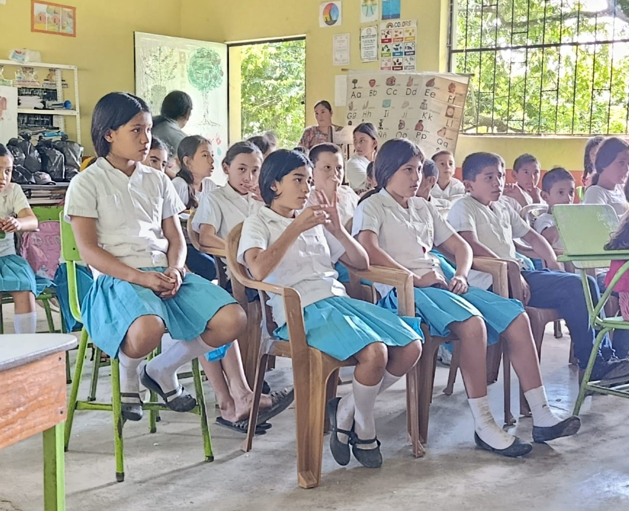 Niñas en taller de vigilancia comunitaria del dengue