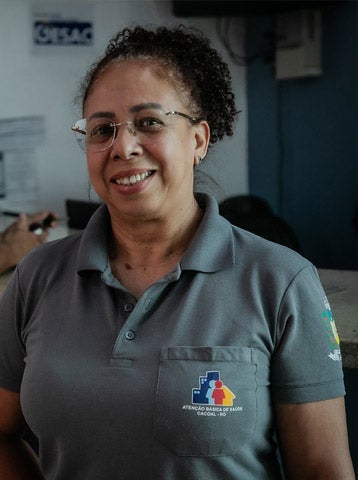 Joelma mirando a camara