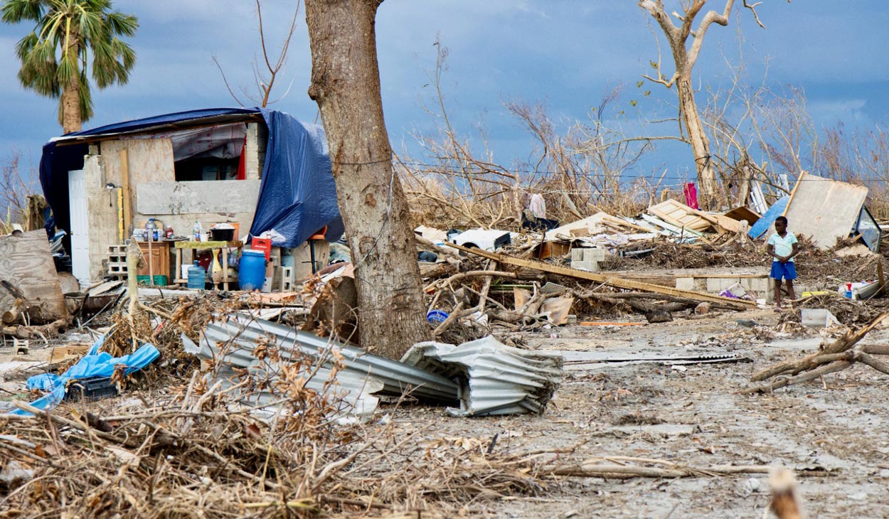 Un niño fuera de su casa destruida por el huracán Melissa