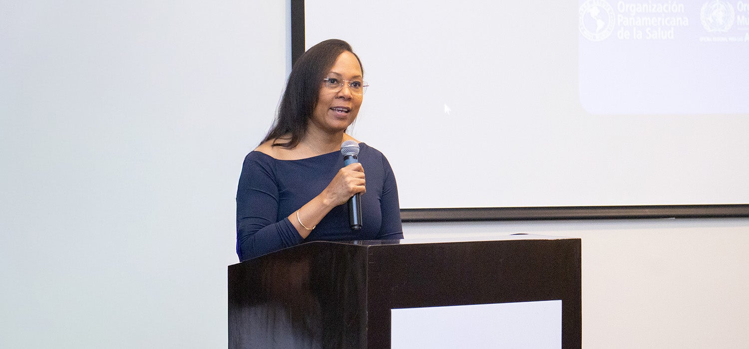 Fotografía en discurco de la Leah Richards, Asesora de Sistemas y Servicios de Salud de la OPS Panamá.