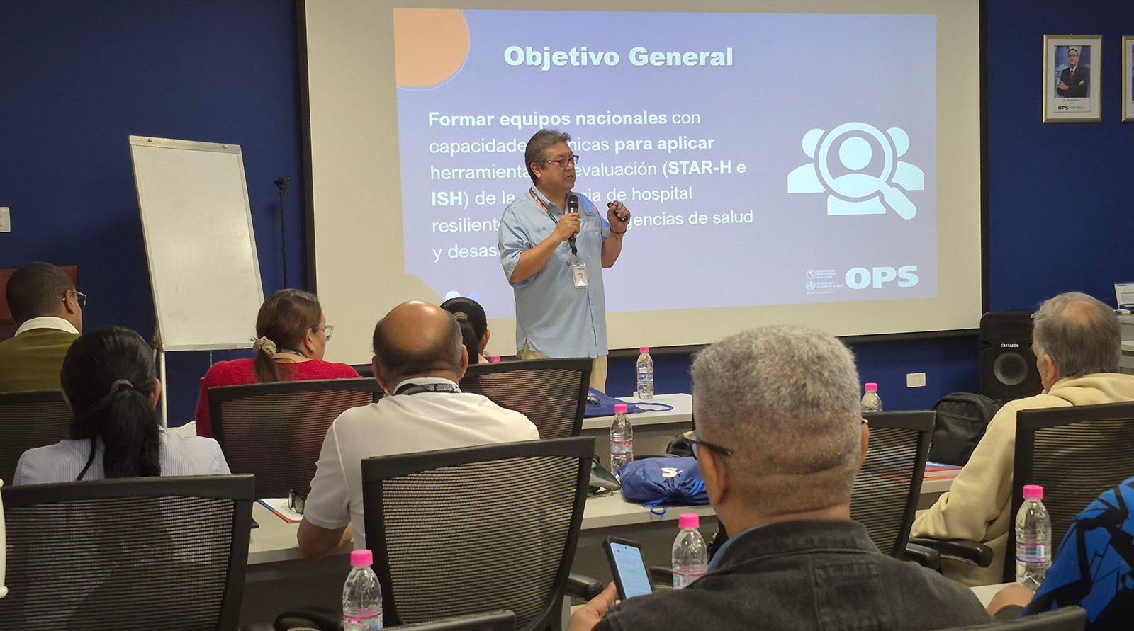 Sergio Álvarez, encargado del área PHE (Emergencias Públicas en Salud, por sus siglas en inglés) ofrece una charla introductoria