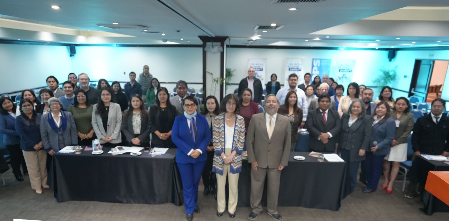 OPS/Luz Rospigliosi || Delia Dávila, Directora General de la DIGEMID, Maureen Birmingham, representante de la OPS/OMS en Perú y  Roger Araujo, secretario técnico  de la CMSRAM, junto a los participantes del foro RAM.