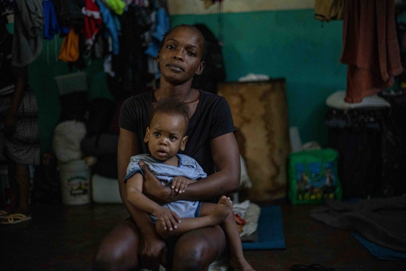 Fara, résidente de site pour personnes déplacés interne et son enfant