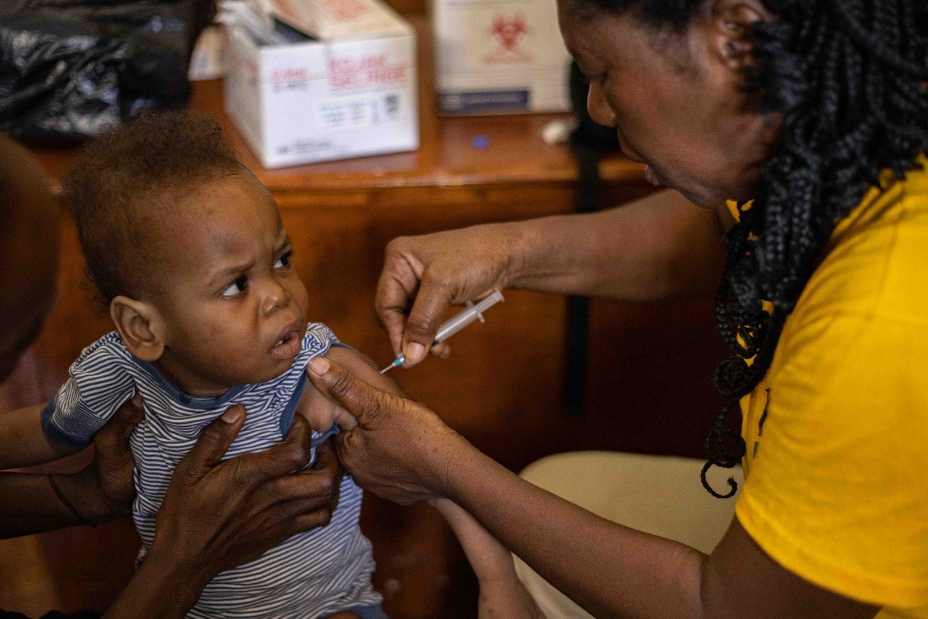 Un enfant se faisant vacciner lors d'une campagne de vaccination du MSPP