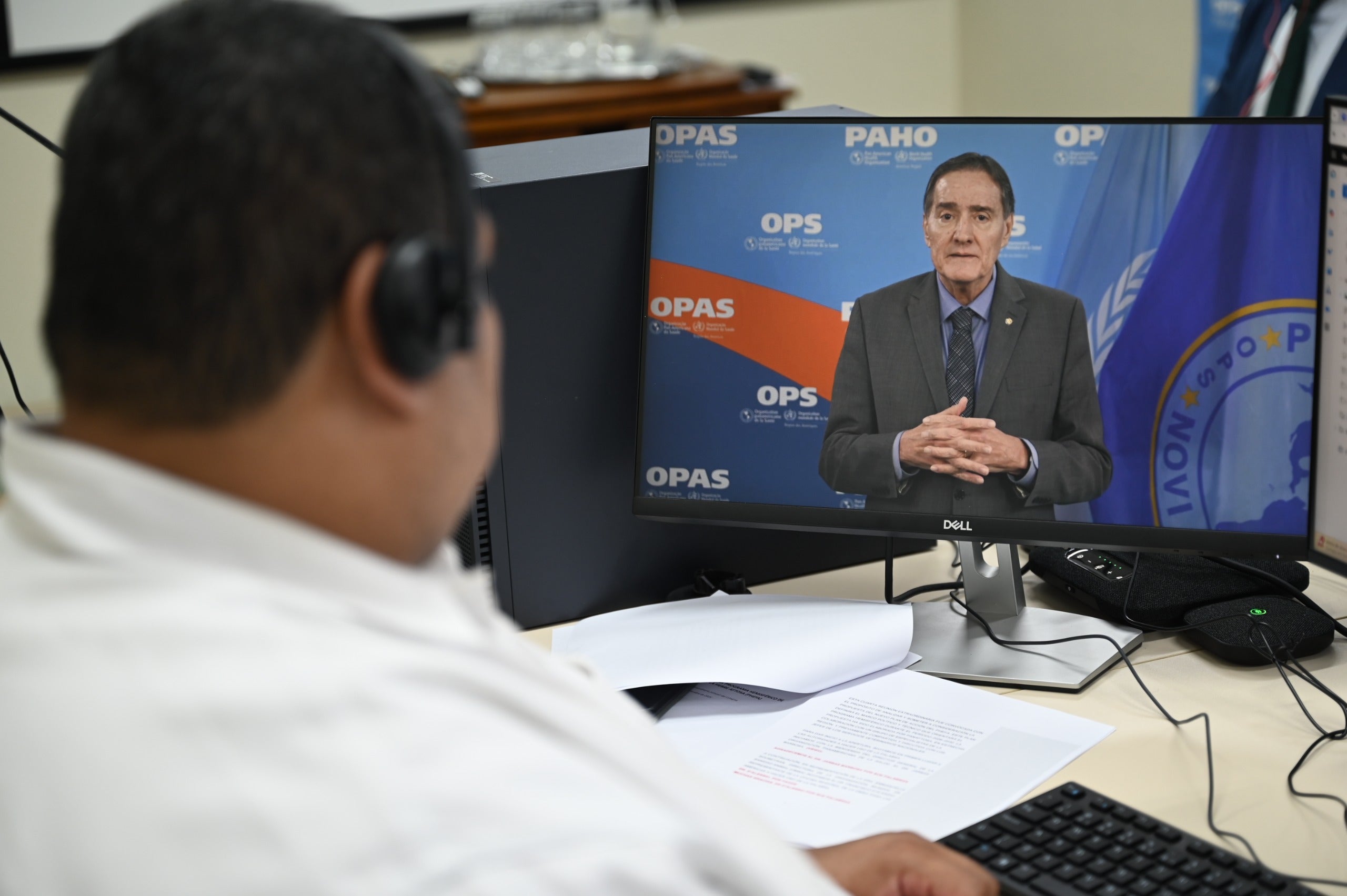 ""asistente de PANAFTOSA viendo vídeo del Dr Jarbas en el COHEFA