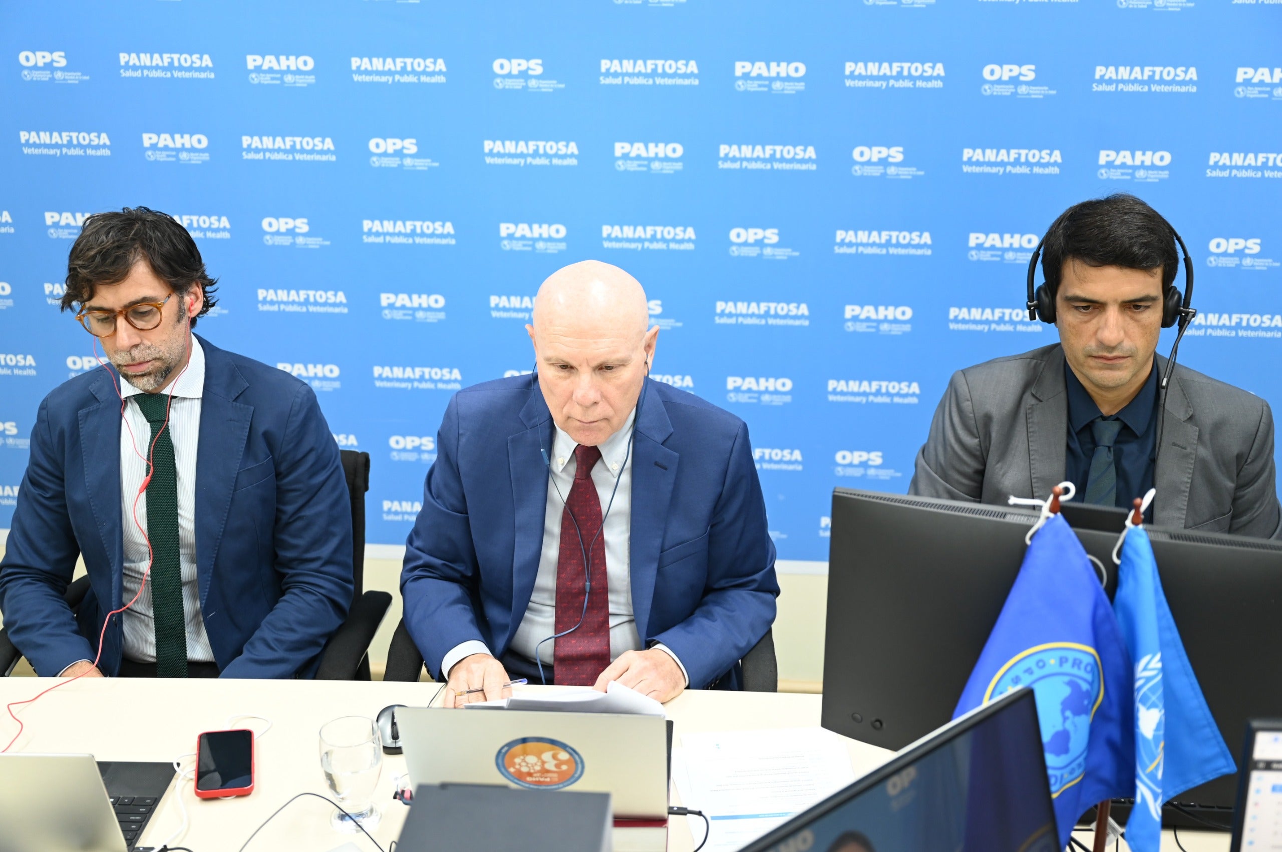 ""técnicos de PANAFTOSA en la cuarta reunión extraordinaria del COHEFA