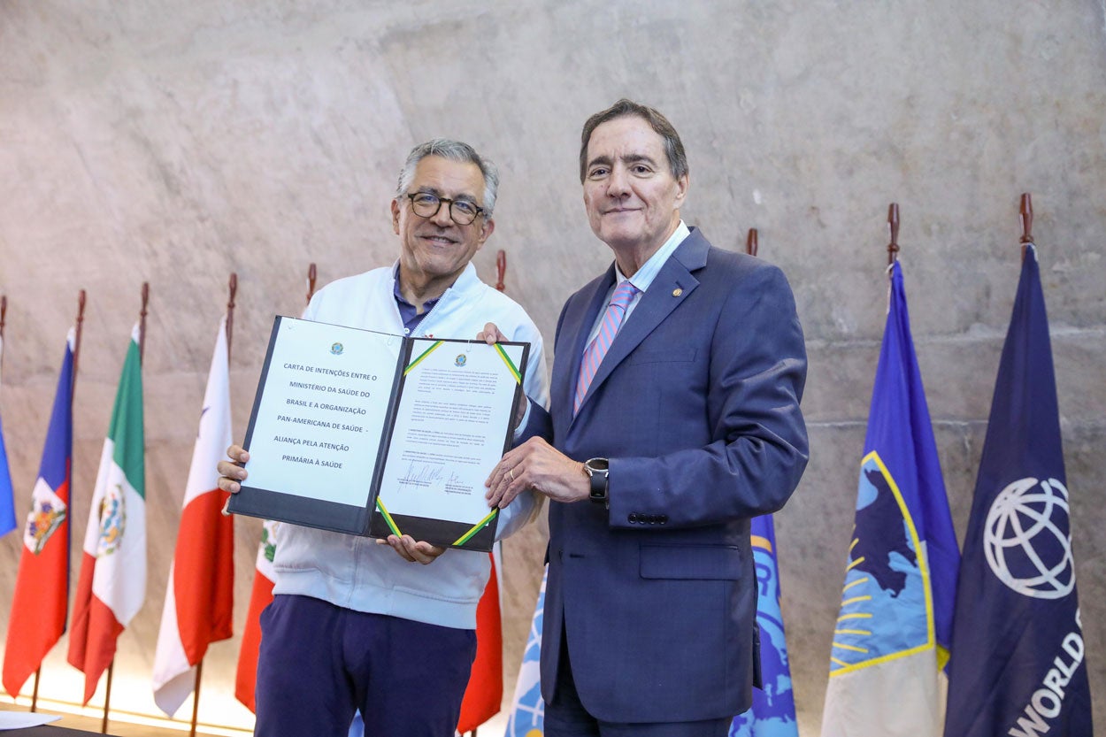 Alexandre Rocha Santos Padilha, secretario de Salud de Brasil, y Jarbas Barbosa, director de la OPS, sostienen una carta de intención firmada que reafirma el compromiso de Brasil con el fortalecimiento de la atención primaria de salud.