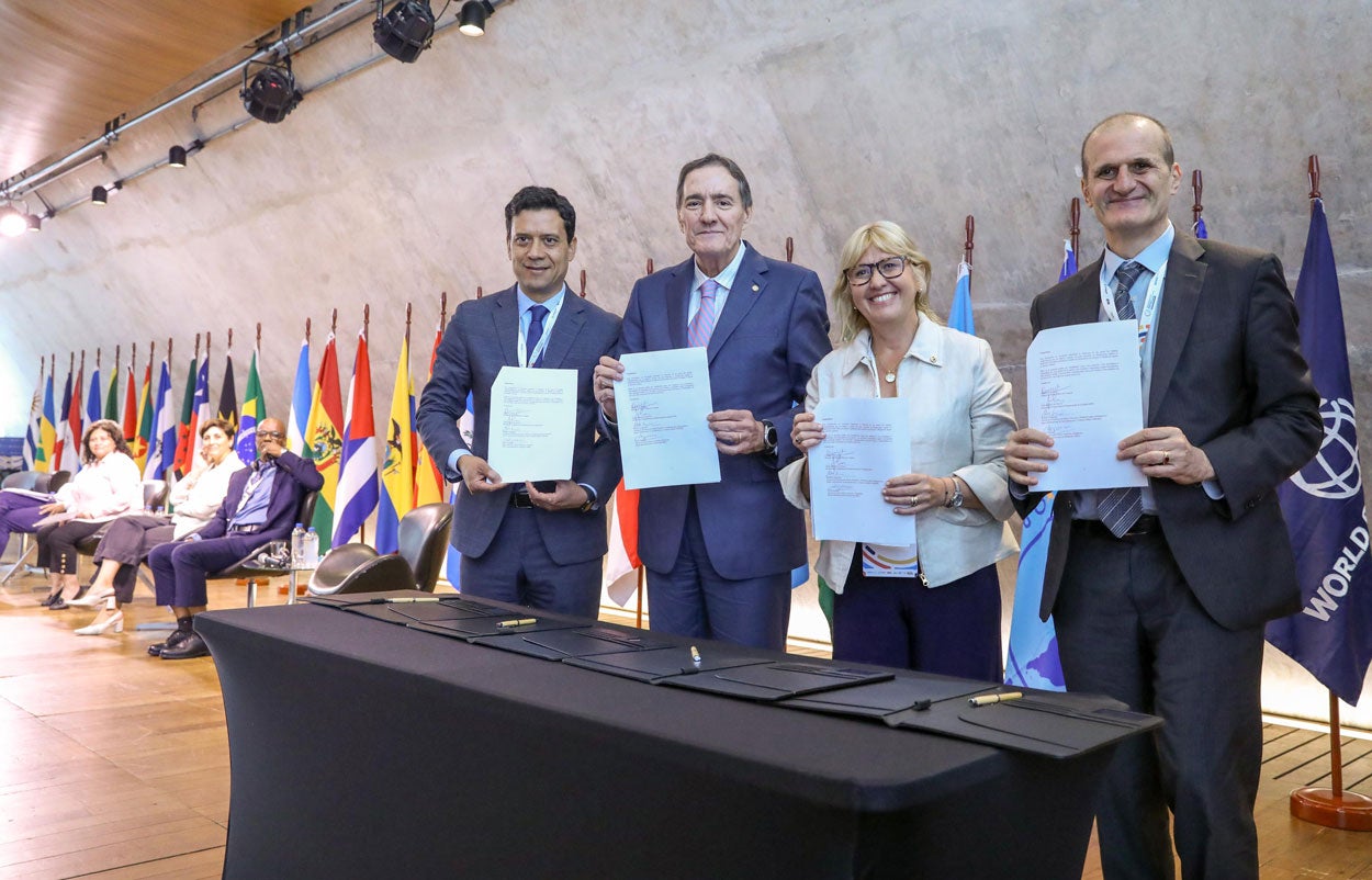 Cristina Lustemberg, ministra de Salud de Uruguay, destacó que la firma representa un compromiso genuino con el bienestar de las familias y las comunidades.